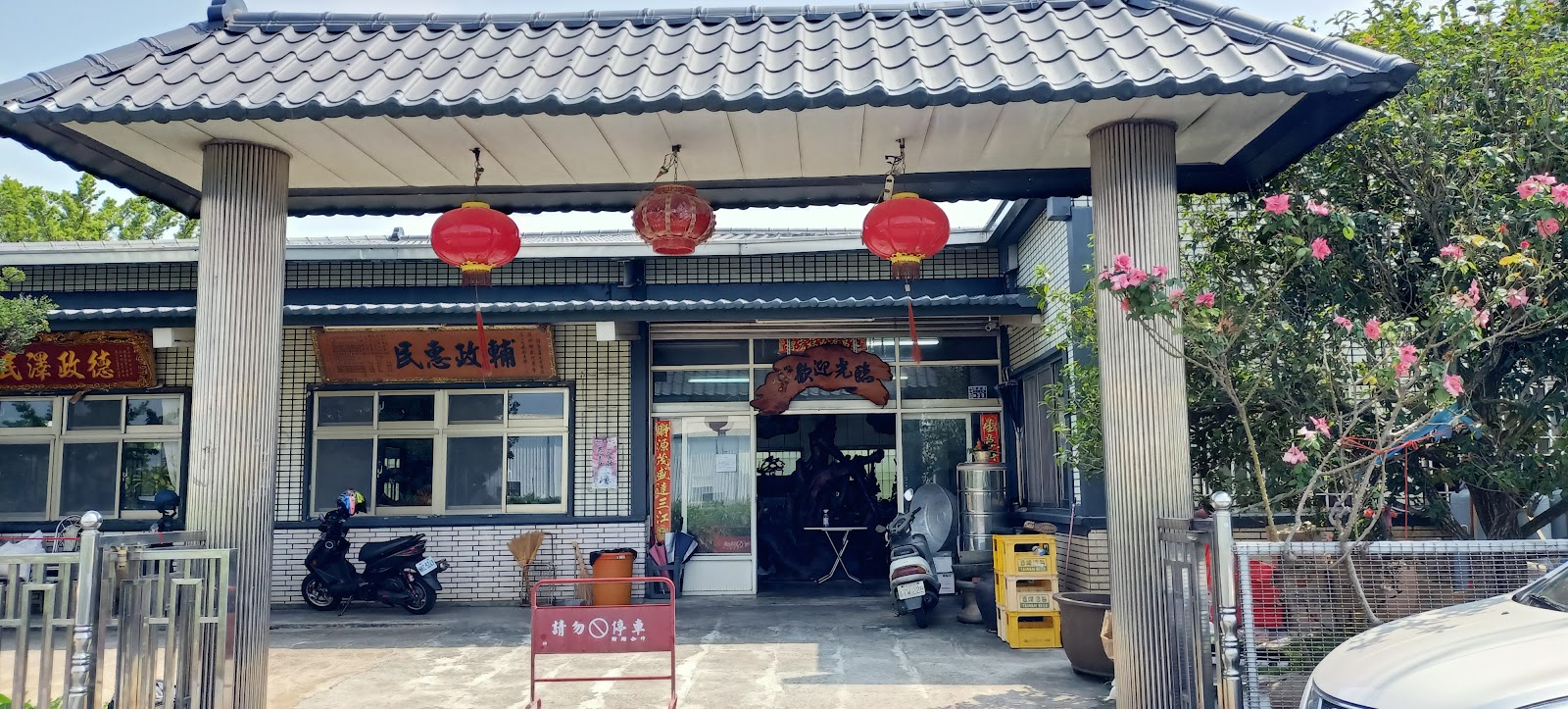 隨意吃土羊料理店外觀，白色建築配上紅燈籠