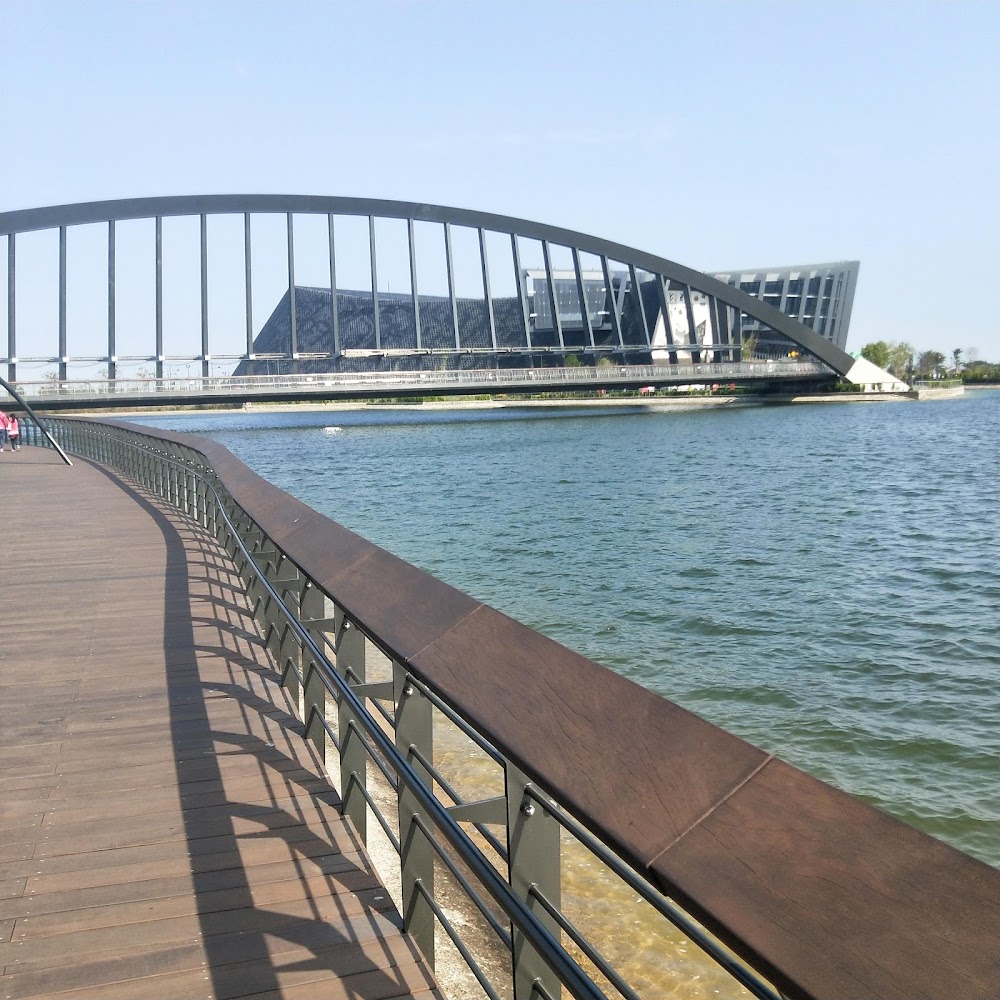 故宮南院拱橋與湖景