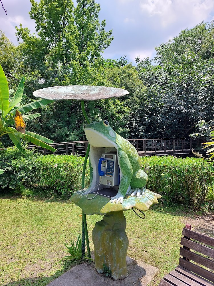 青蛙造型的公共電話亭，青蛙坐在荷葉上