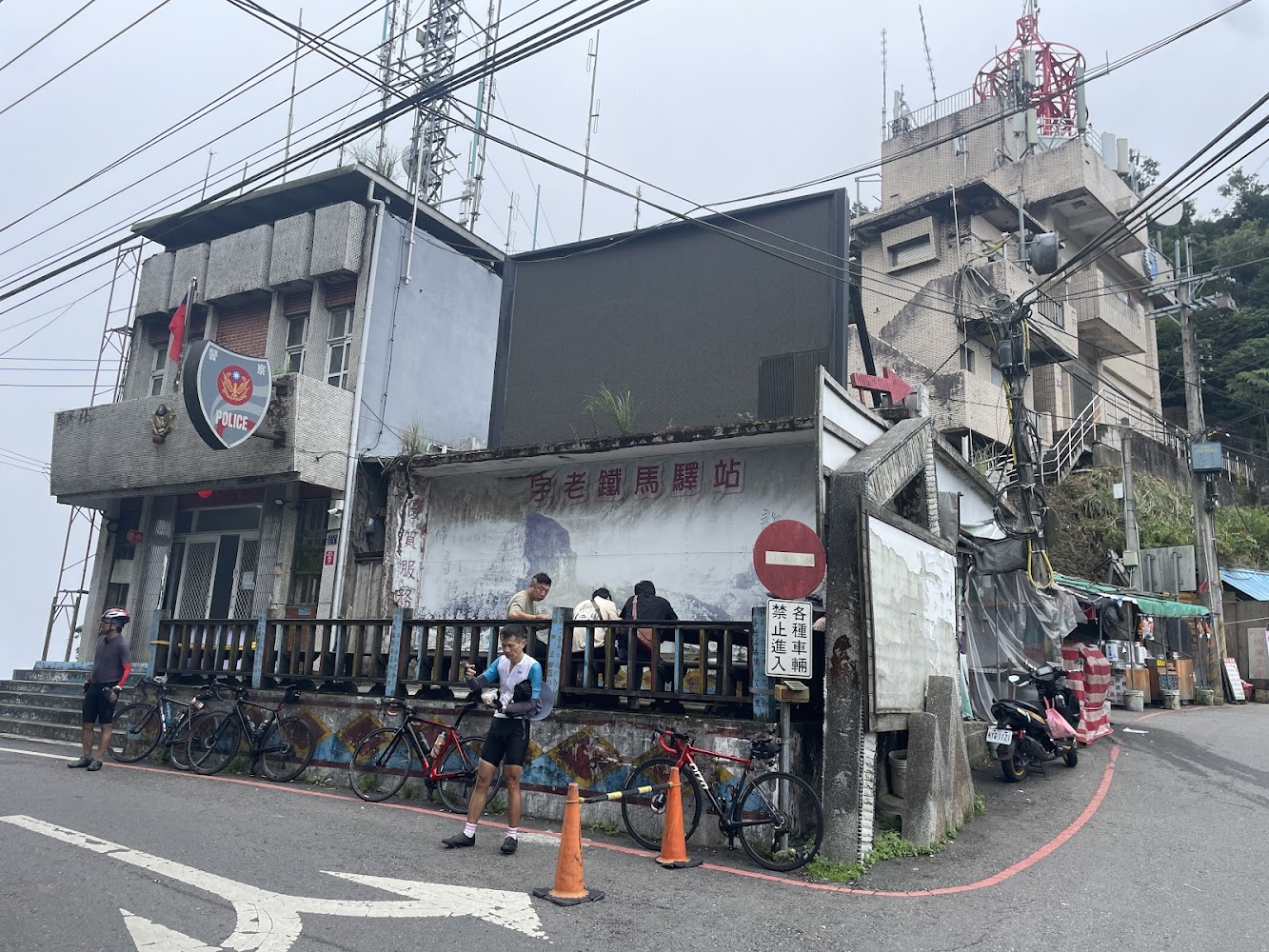 宇老山區警察局前單車騎士