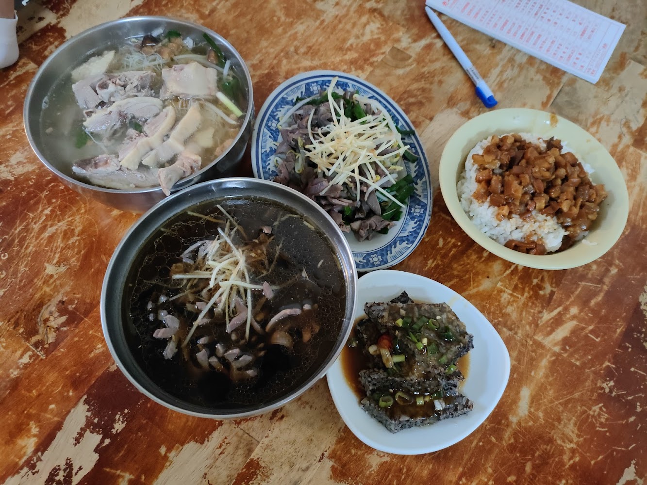 多道台式小吃上桌畫面