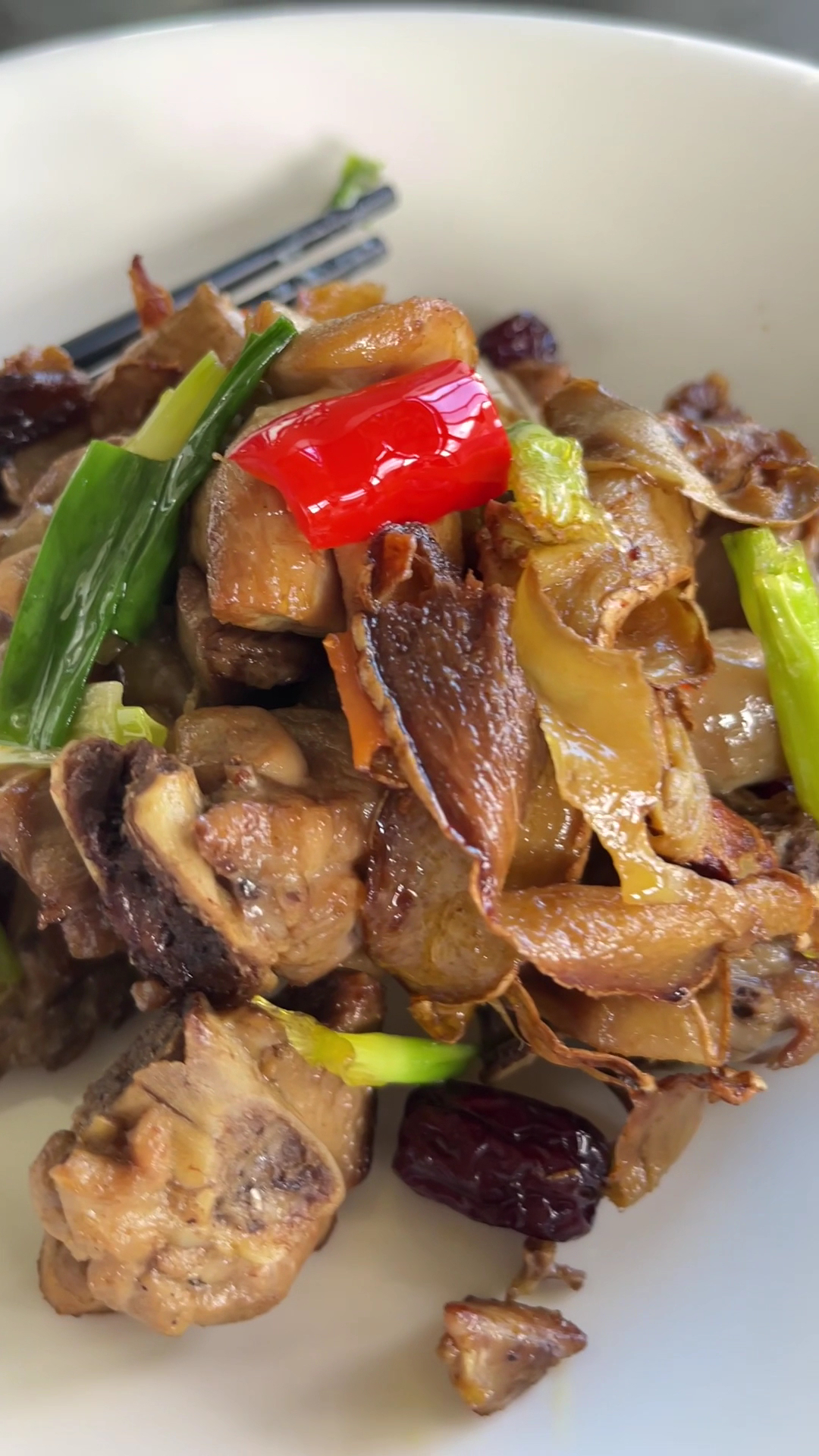 雞肉燉煮料理，含紅棗薑片與辣椒蔥段