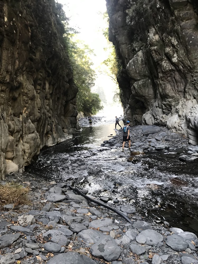 遊客在峽谷涉水前進