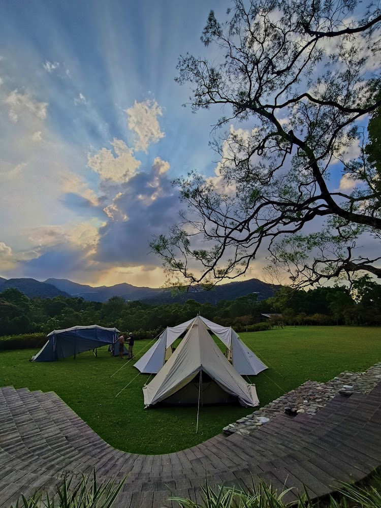 文山農場草地帳篷區與山景陽光