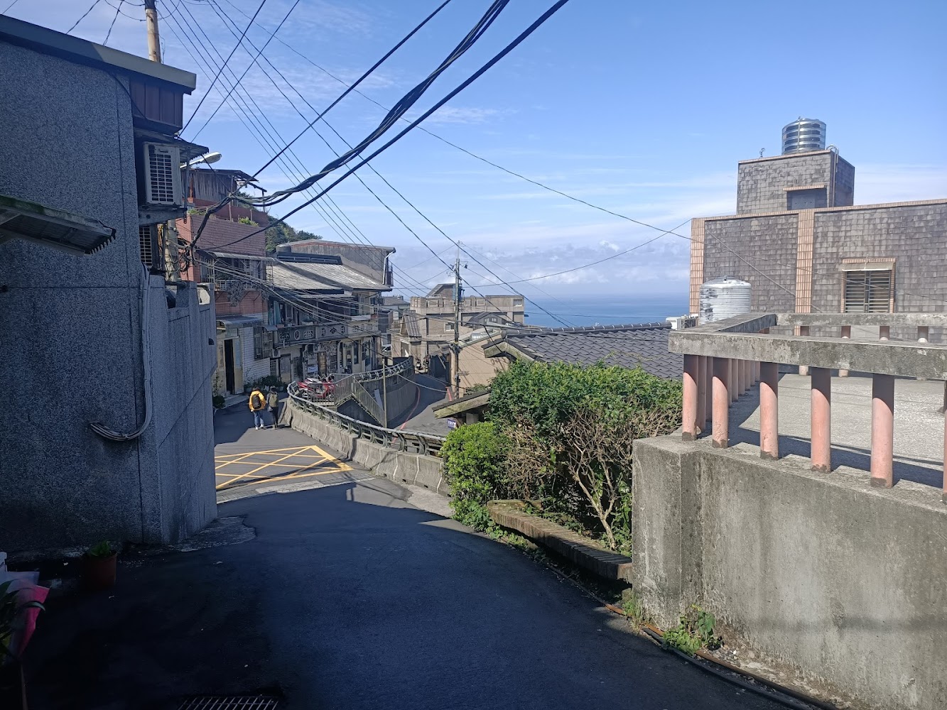 蜿蜒道路老式建築與遠方海景