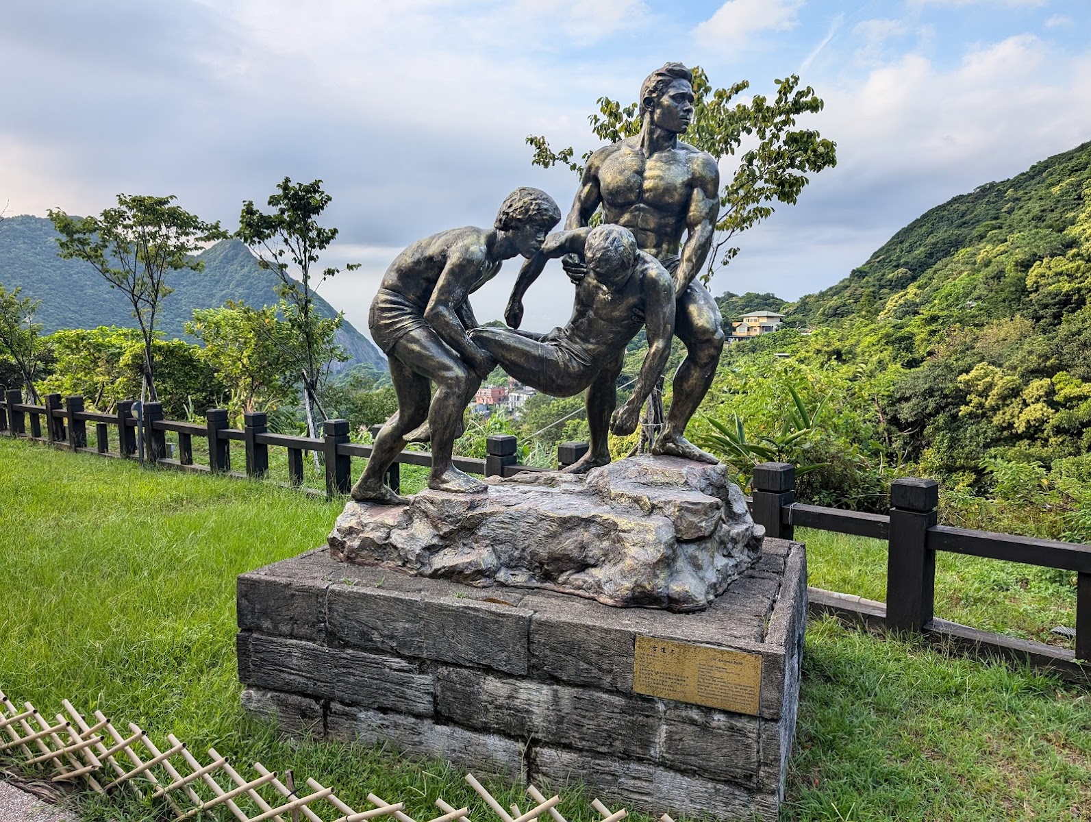 礦工雕像，銅像立於山坡，藍天白雲