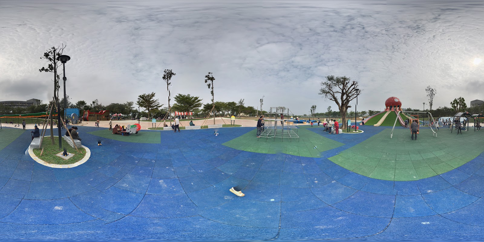 貓裏喵親子公園360度全景，藍綠色安全地板與多樣遊樂設施，許多家庭帶孩子玩耍