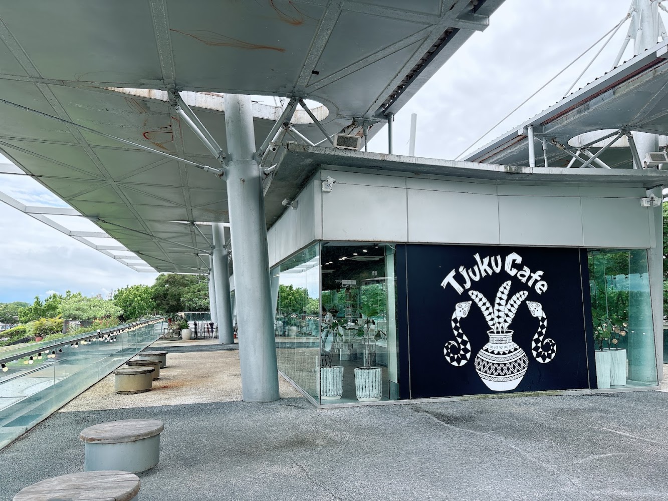 啾咕咖啡 烏石港店外觀與玻璃建築