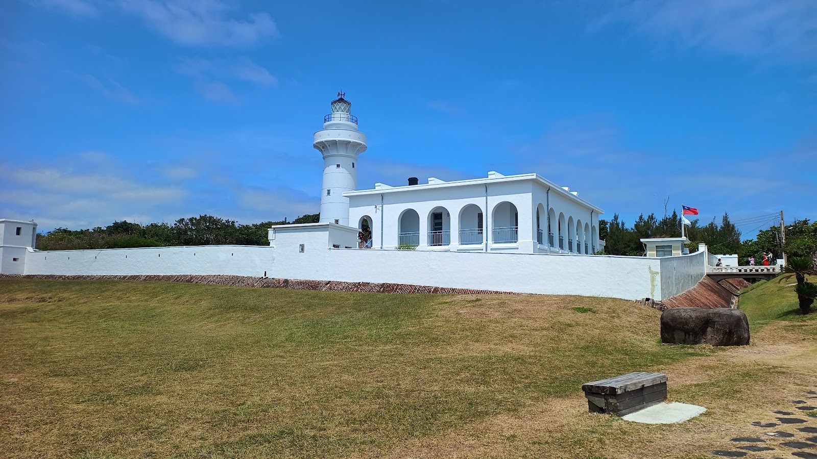 鵝鑾鼻燈塔園區全景，白色殖民式建築與拱廊廣場