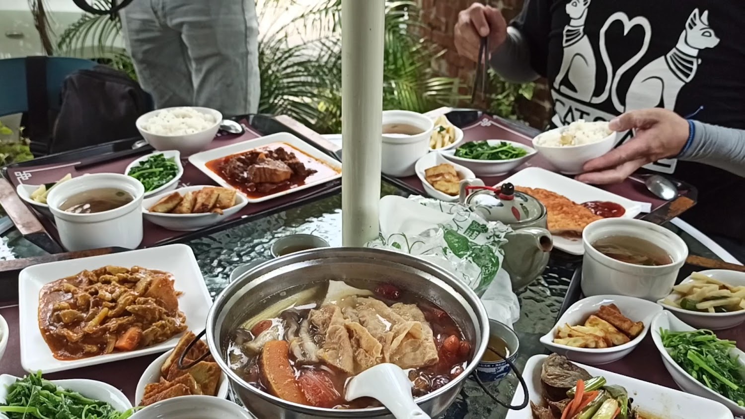 滿桌火鍋與燉菜等中式餐點