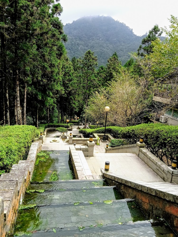 山景前方有流水階梯與整齊人行步道