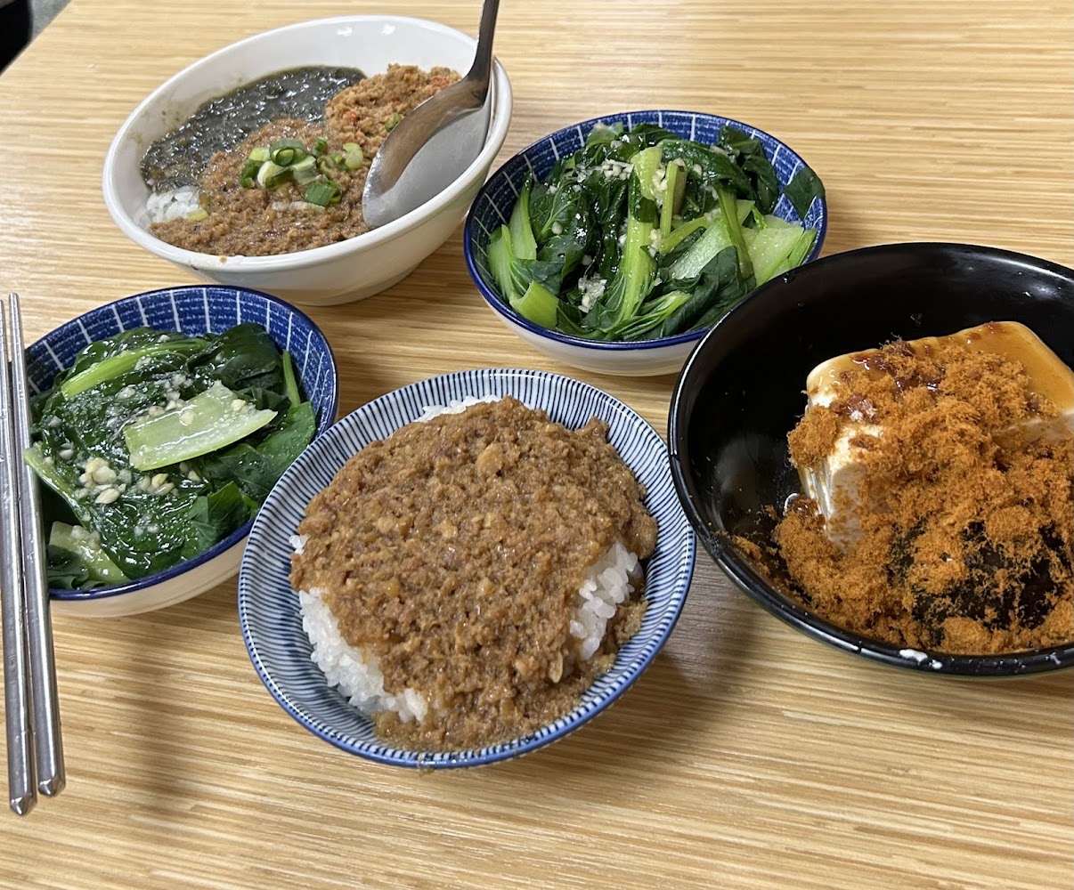 劉漣麵滷肉飯與配菜