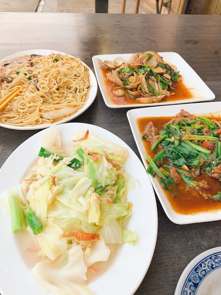 炒麵炒蛤蜊炒牛肉與高麗菜的台式家常菜組合