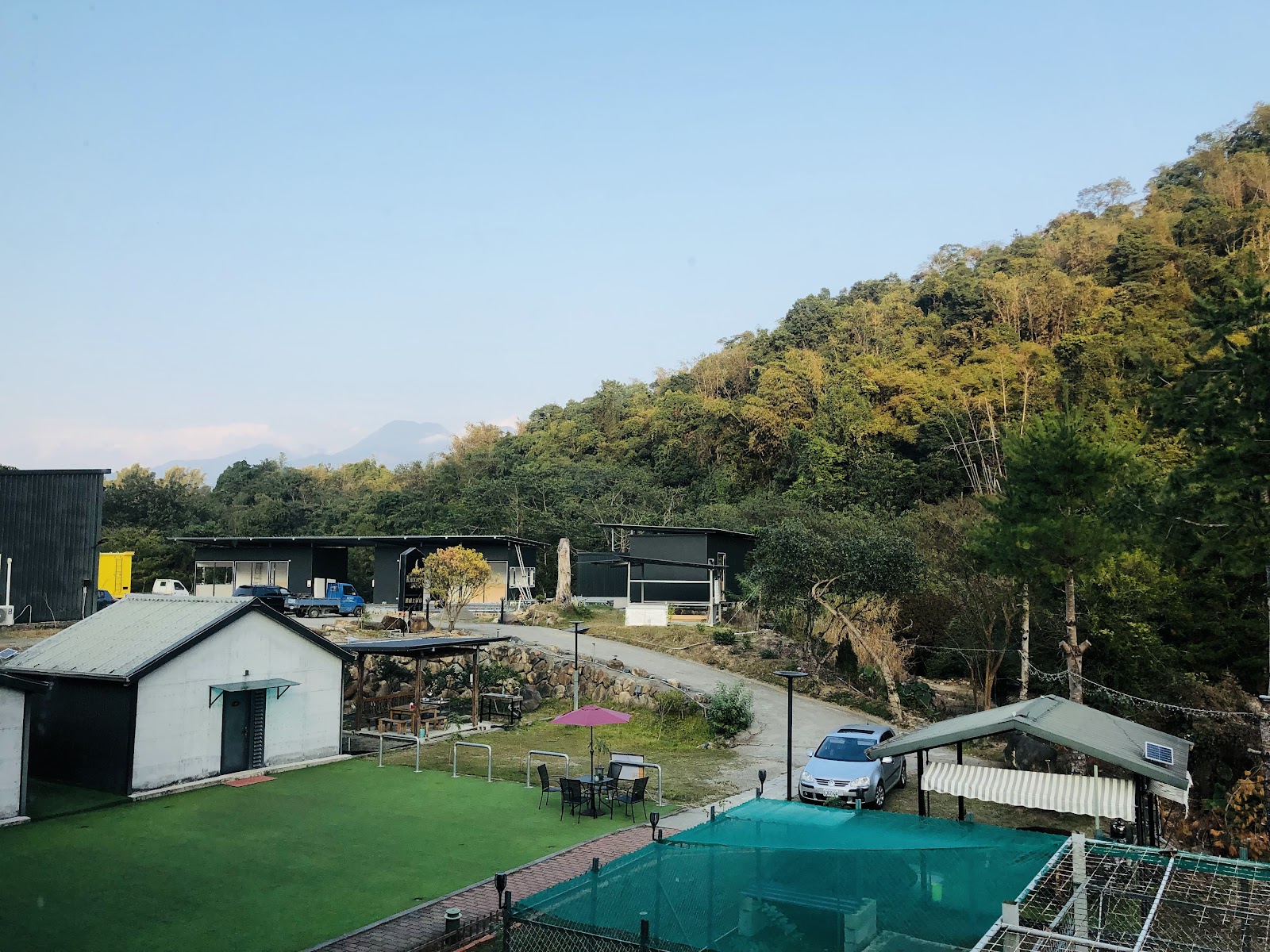 黑爵士民宿BlackJazz Inn鳥瞰全景，黑色建築群、草坪與游泳池