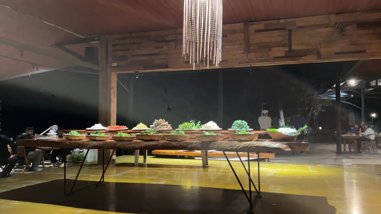 桌上擺滿蔬菜與火鍋配料的室內餐飲場所
