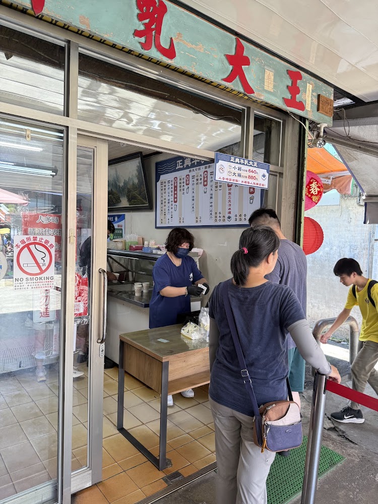 店門口服務與排隊畫面