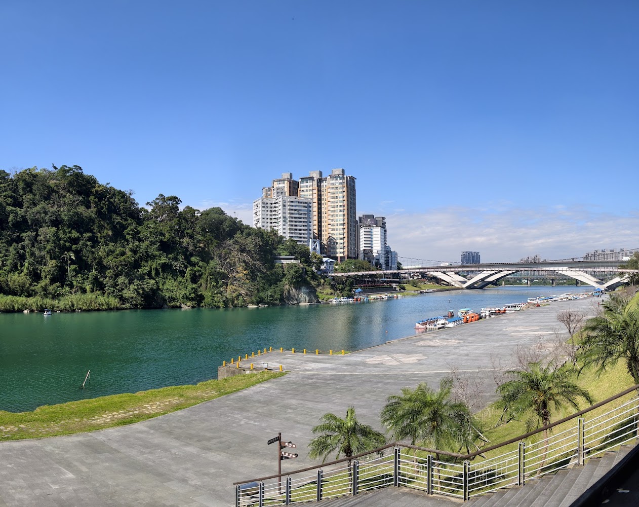 碧潭風景區河岸步道與高樓山景