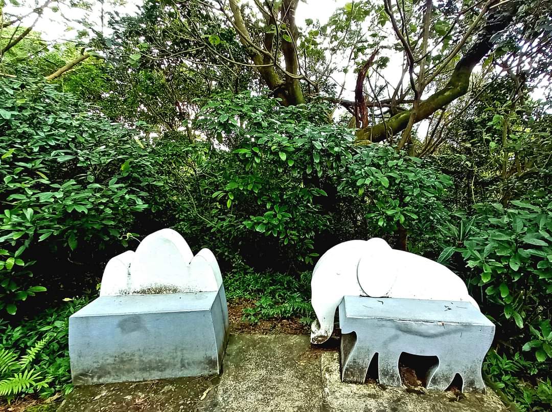 大象造型石椅與白色雲朵造型椅