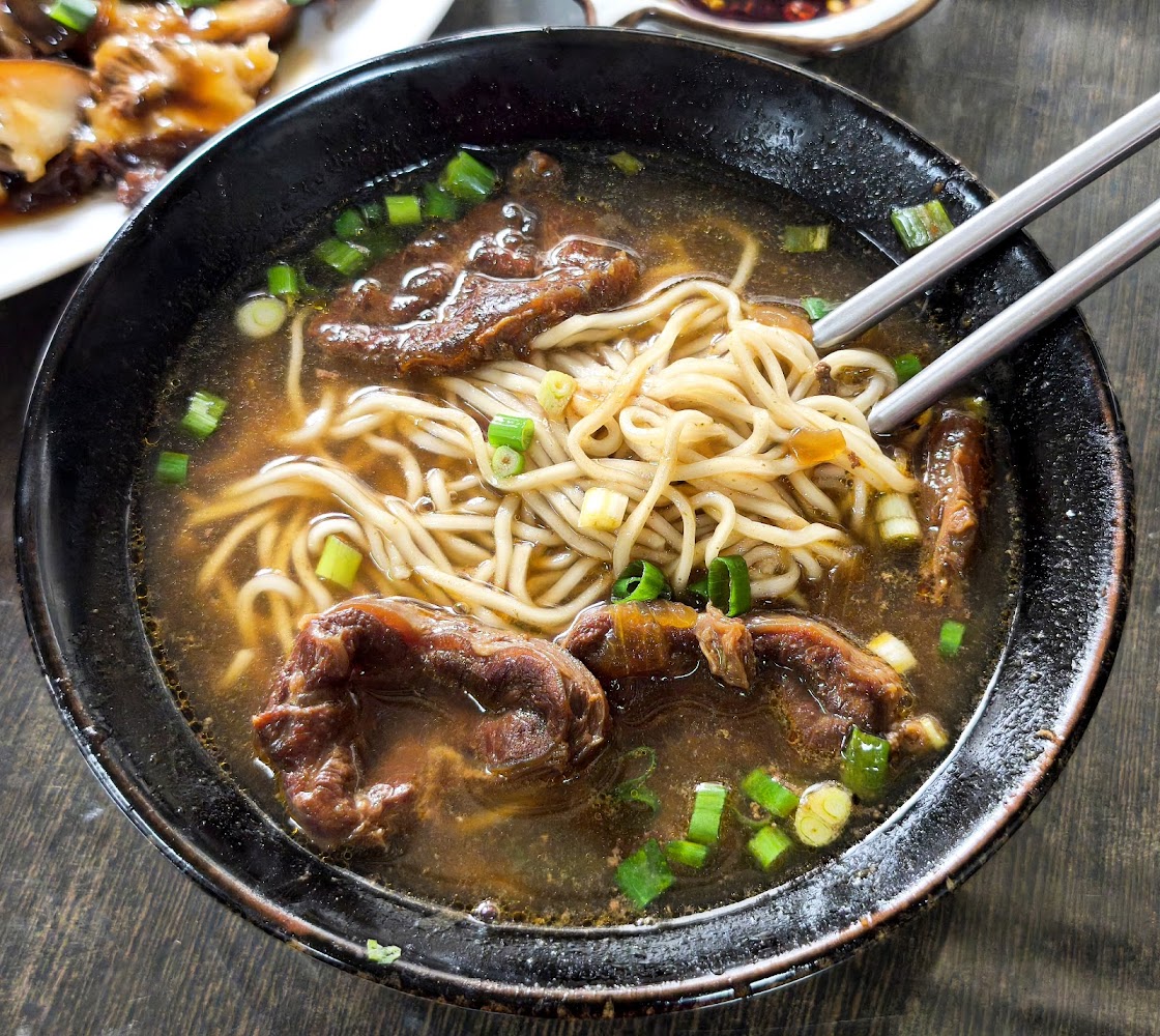 福音小館藥膳牛肉麵近拍與小菜