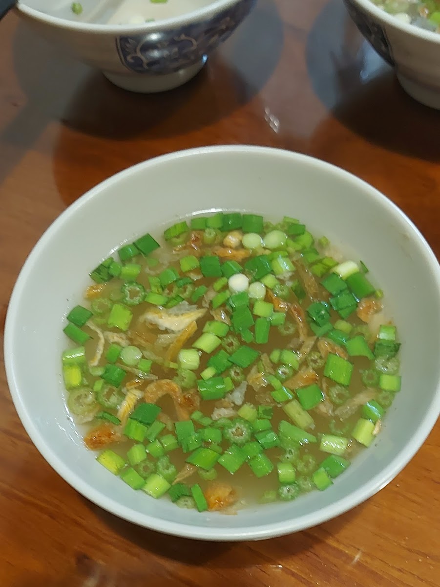 腸大爺白碗大腸麵線，大量青蔥覆蓋湯面