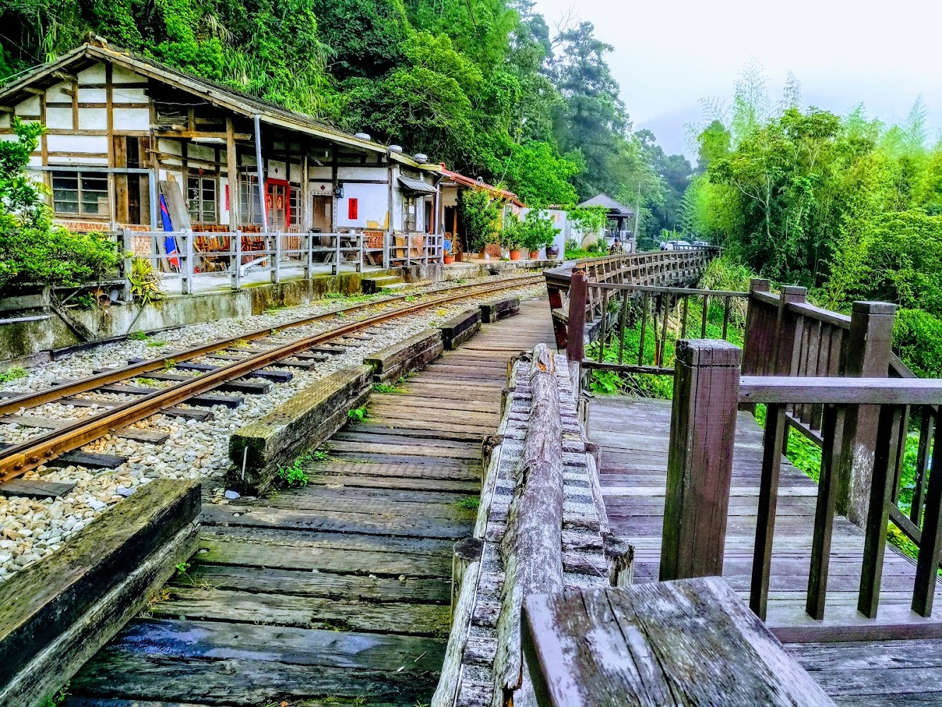 水社寮驛棧鐵道旁木造步道與山林