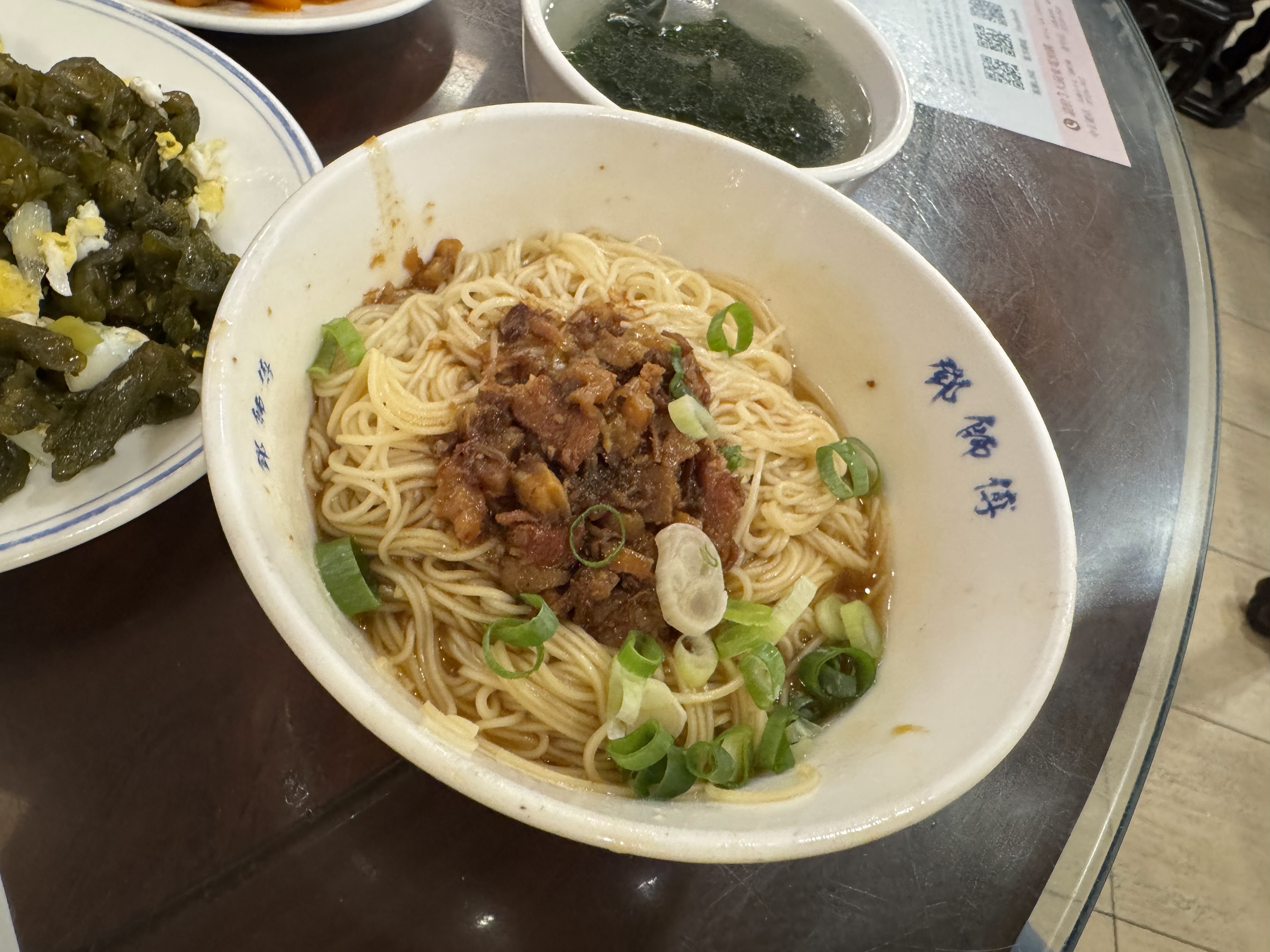 滷肉乾麵與小菜湯品
