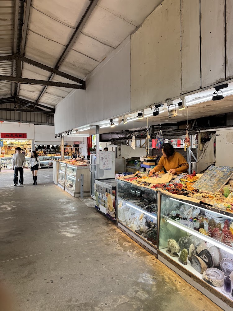 鵝鑾鼻公園售票處周邊販售飾品商品的室內攤位