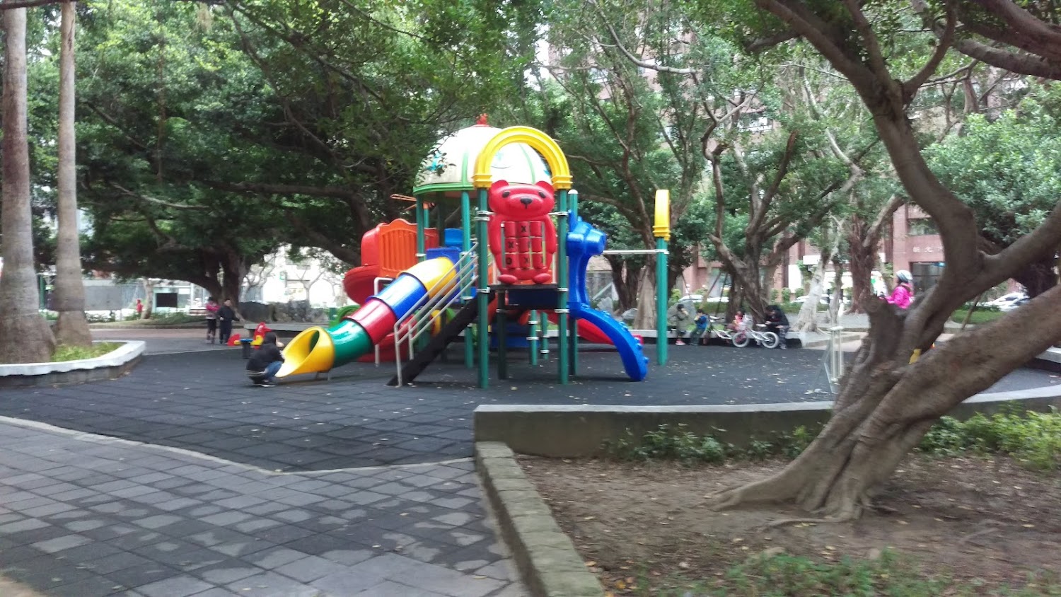 色彩鮮豔的兒童遊樂場
