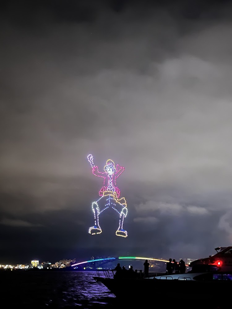 無人機在夜空組成人形圖案與彩虹橋