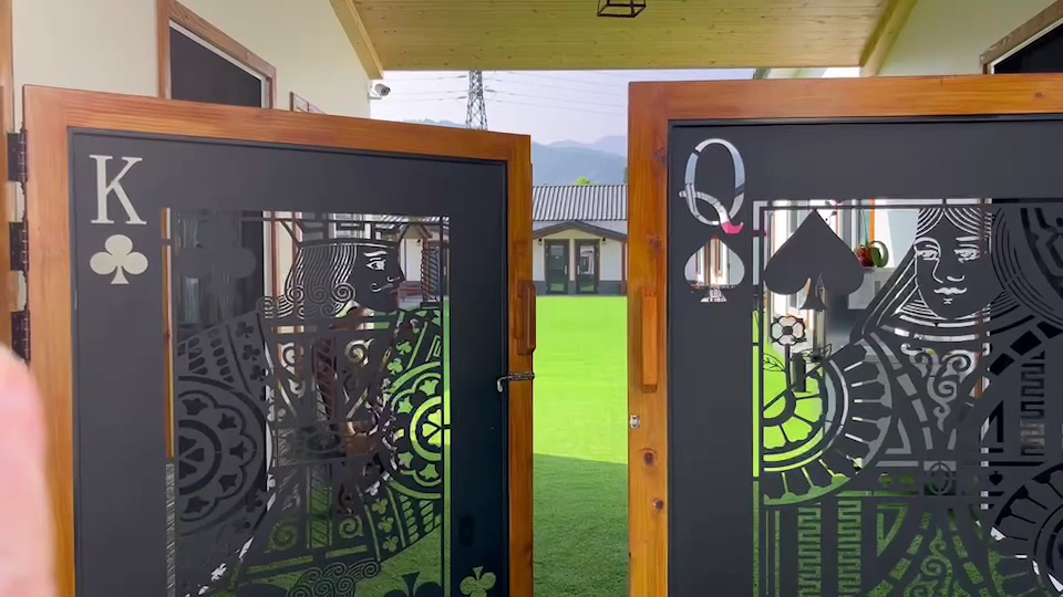 設計獨特的撲克牌圖案門片