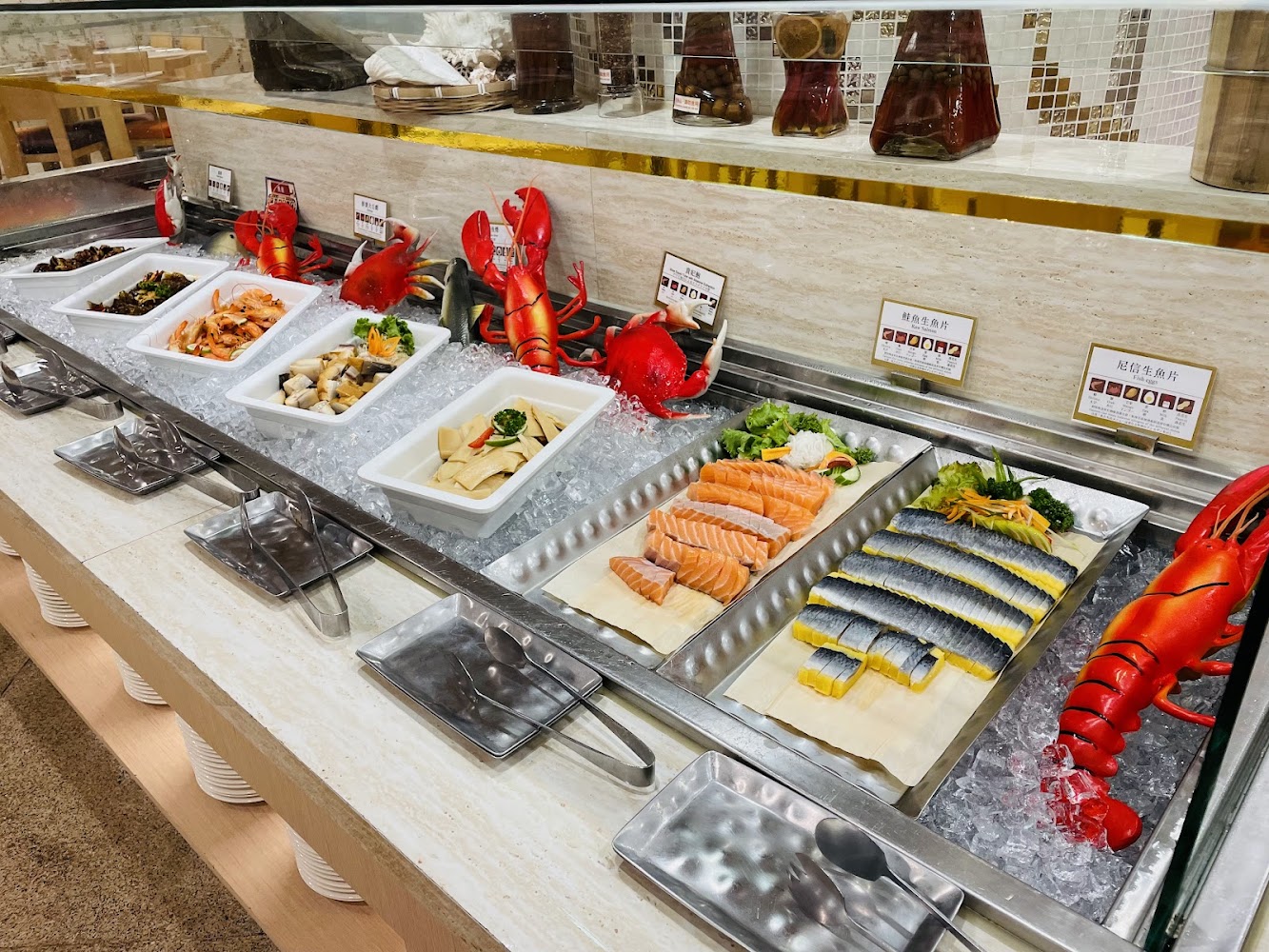自助餐廳冷盤海鮮區有生魚片與海鮮料理