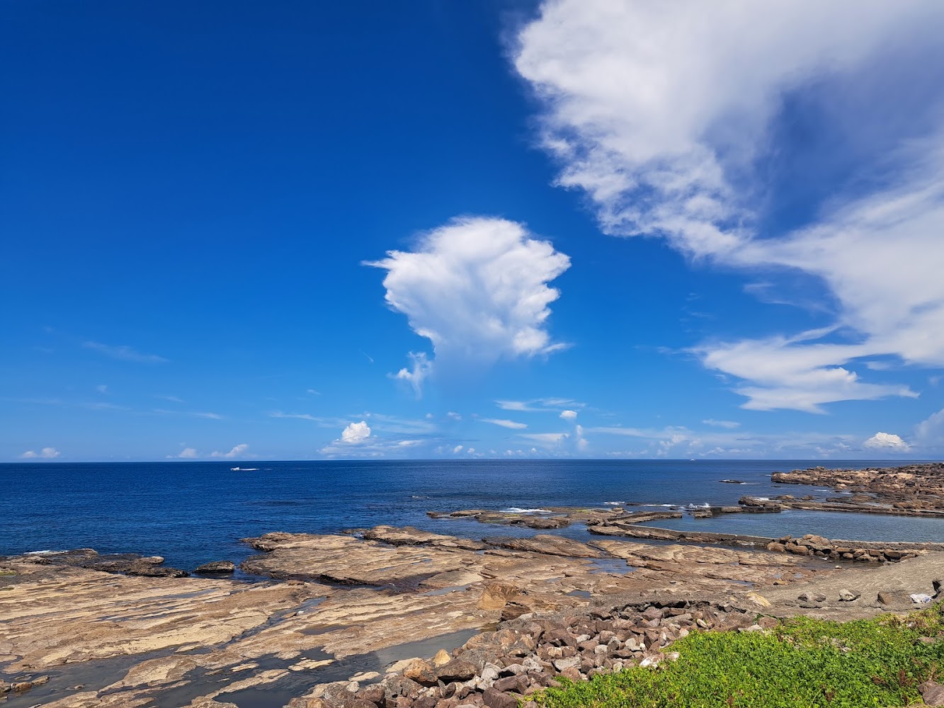 藍天大海與岸邊岩石景觀