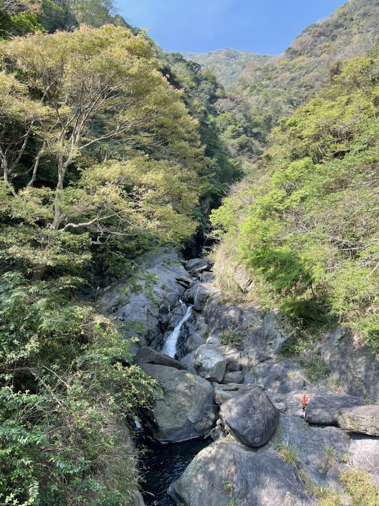 山林溪谷中的岩石與小瀑布