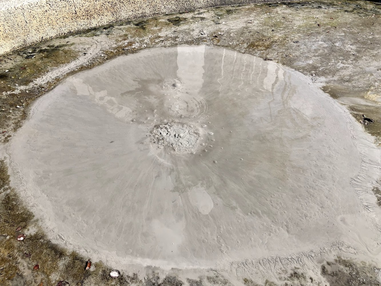 泥火山泥漿池近距離冒泡特寫