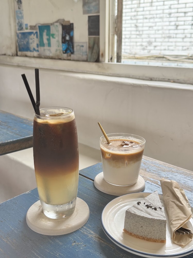 漸層冷飲 冰拿鐵與灰色慕斯蛋糕