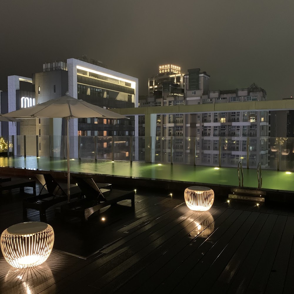 礁溪晶泉丰旅夜間高樓泳池景色