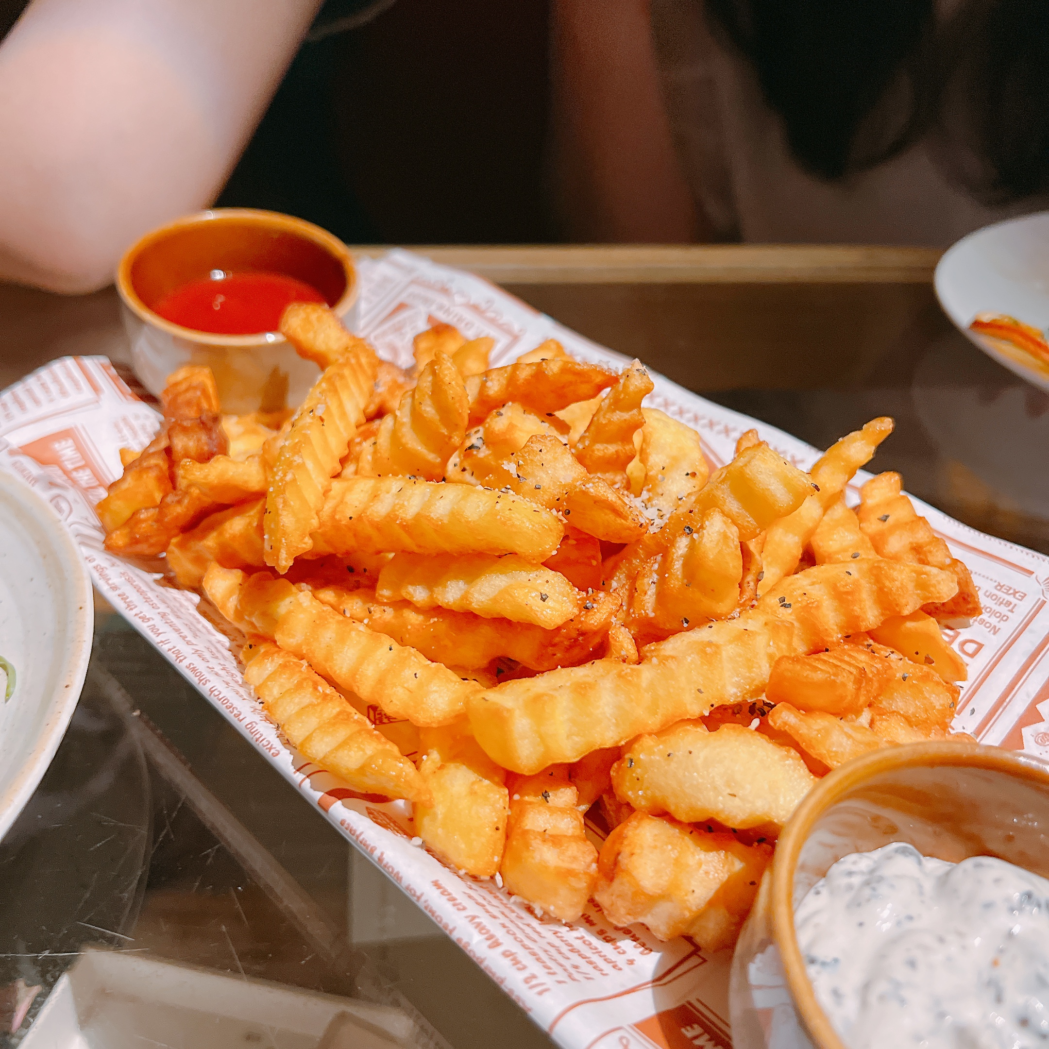 一酒點意美術館波浪薯條與醬料