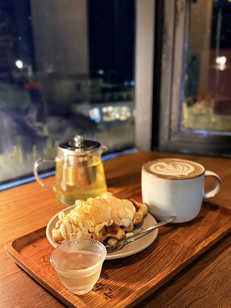 窗邊拿鐵與鬆餅茶壺組合