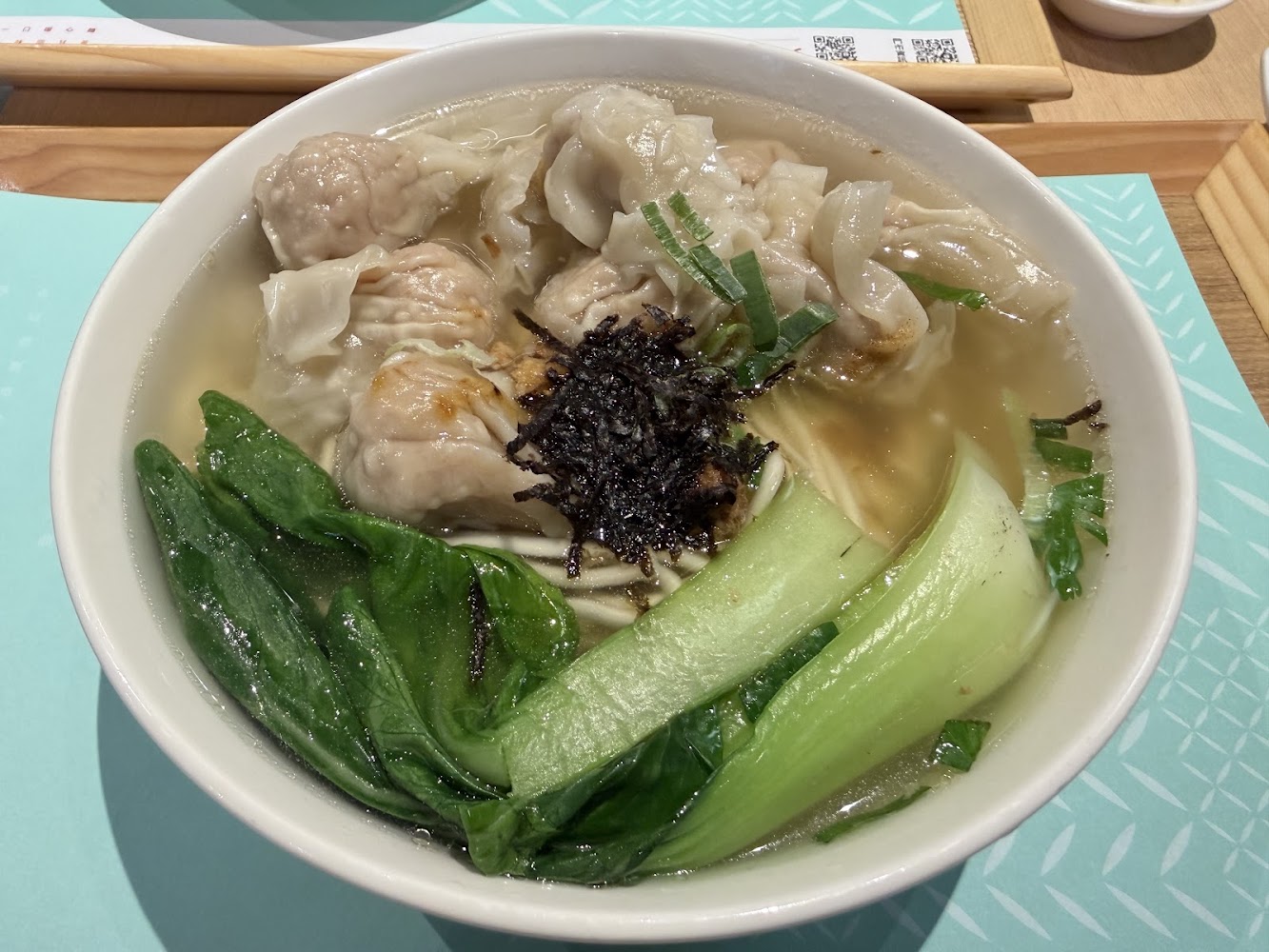 雲吞麵，碗內有多顆雲吞、青菜、海苔與麵條。