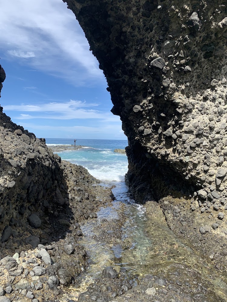 天然岩洞與清澈流水通向外海