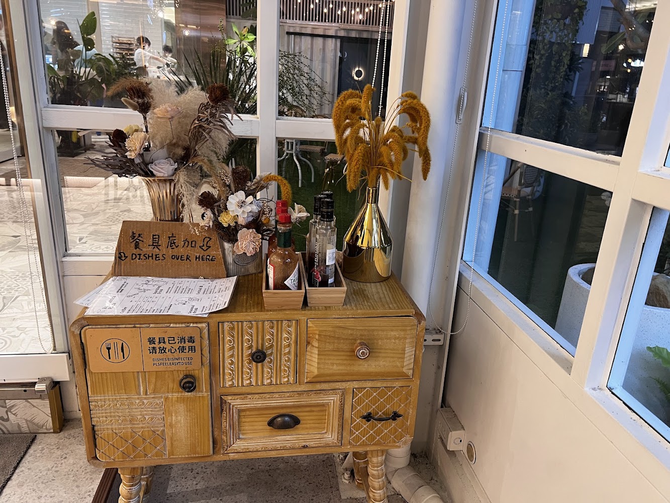 羅馬披薩美術青海店自助餐具與調味料角落