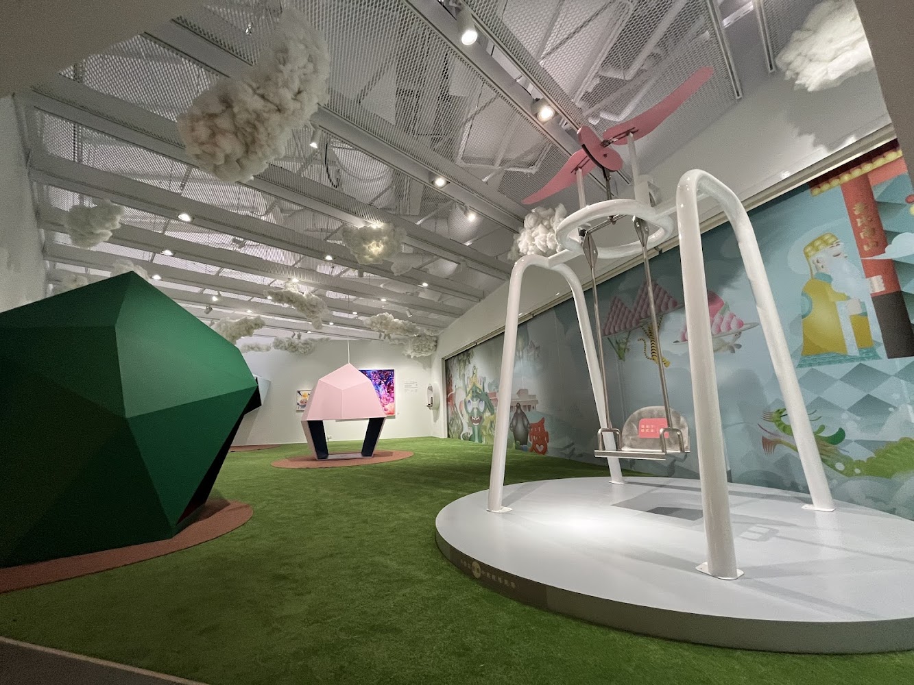 草皮地面與鞦韆幾何裝置的夢幻展區