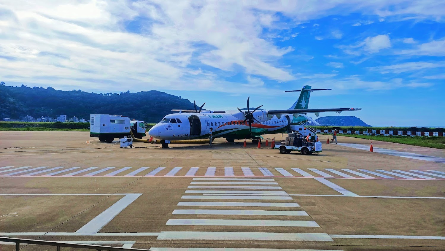 北竿機場停機坪上的立榮航空班機