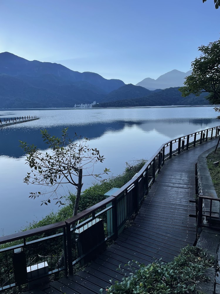 湖邊木棧道與層疊山巒景色