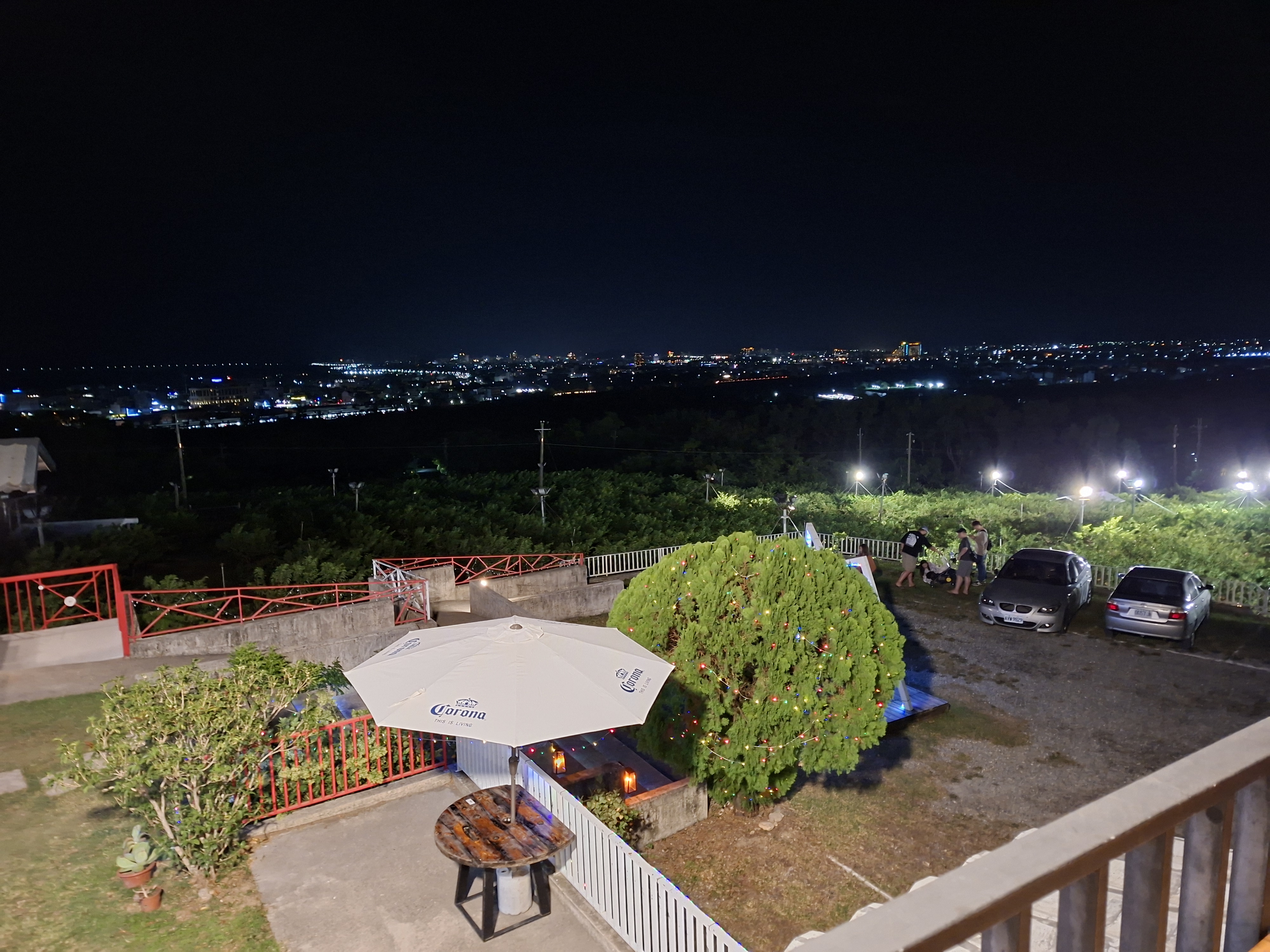 夜景庭院座位與燈飾樹木