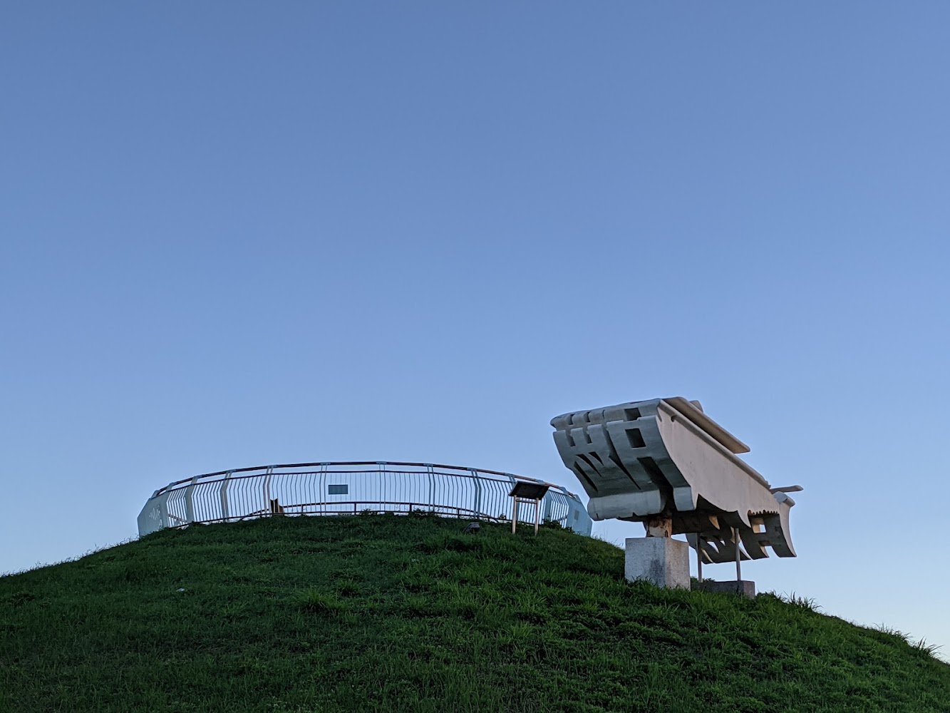 海之坵綠色小山丘與圓形金屬觀景台