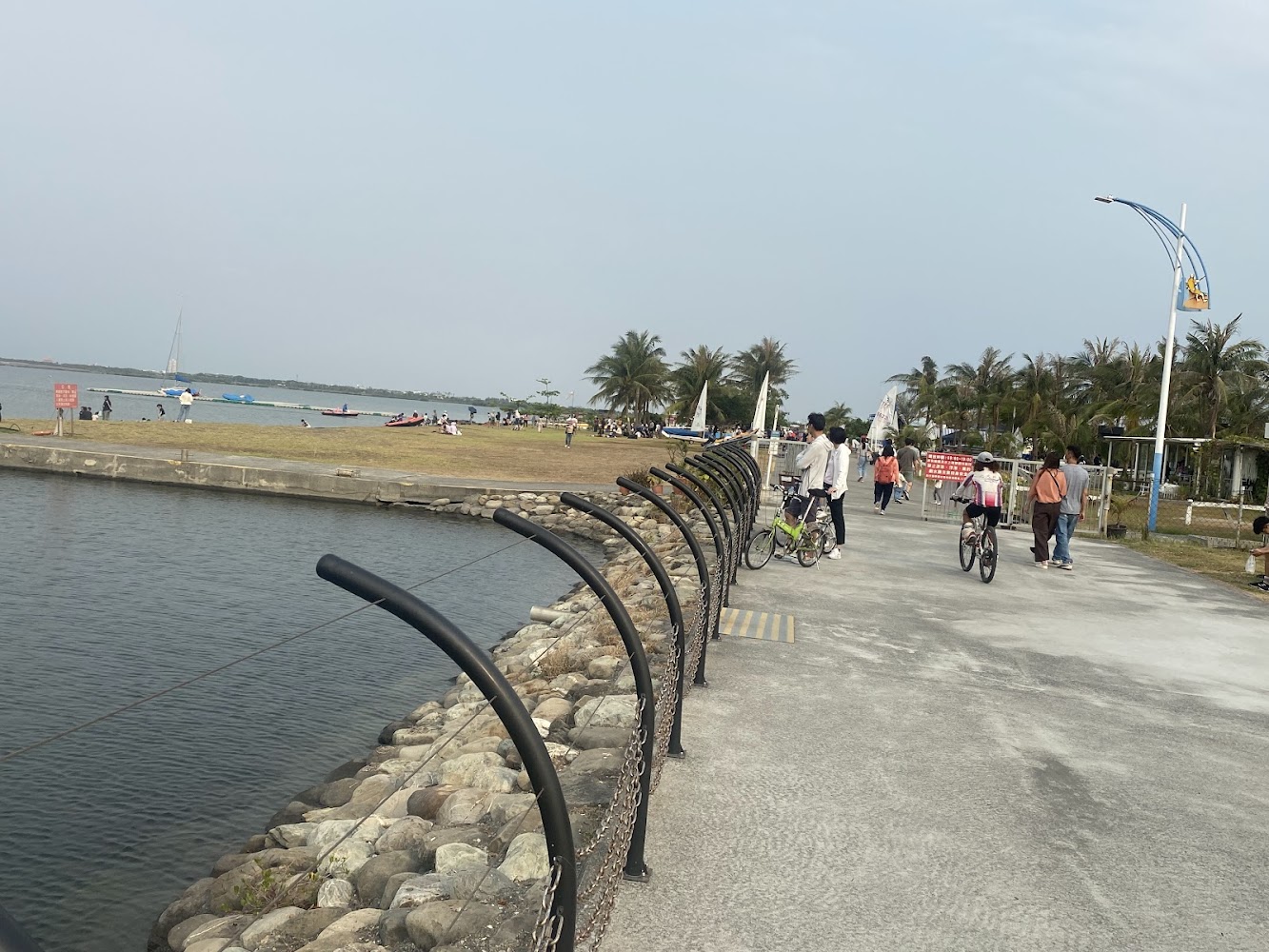 大鵬灣帆船基地周邊公園民眾騎自行車散步休憩