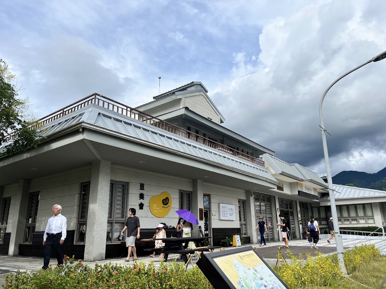 羅山管理站暨遊客中心建築外觀與山景