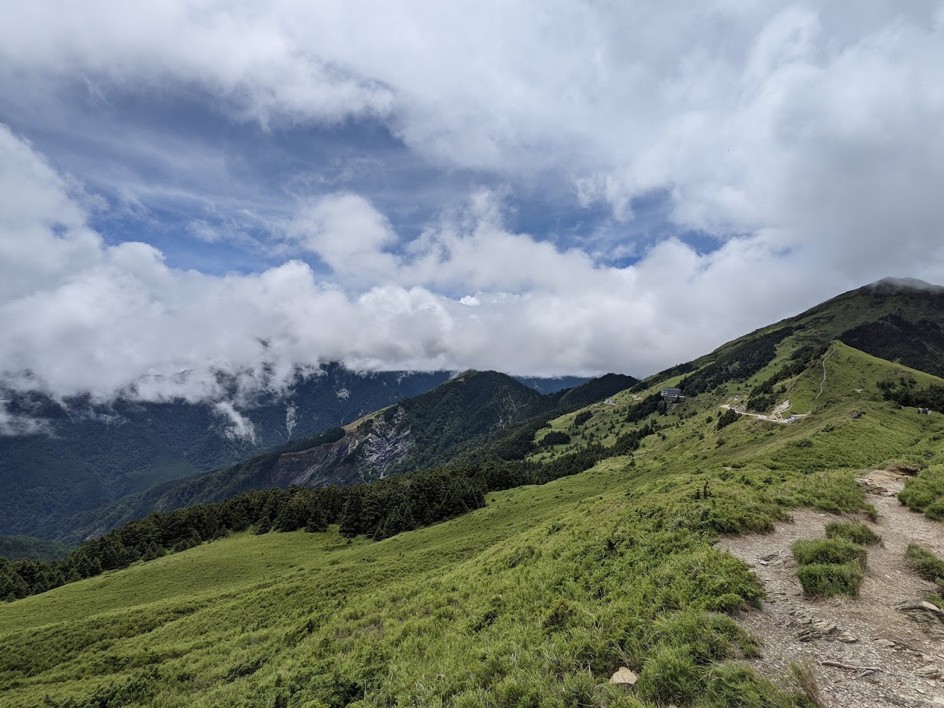 石門山登山步道周邊的合歡山草坡與雲霧