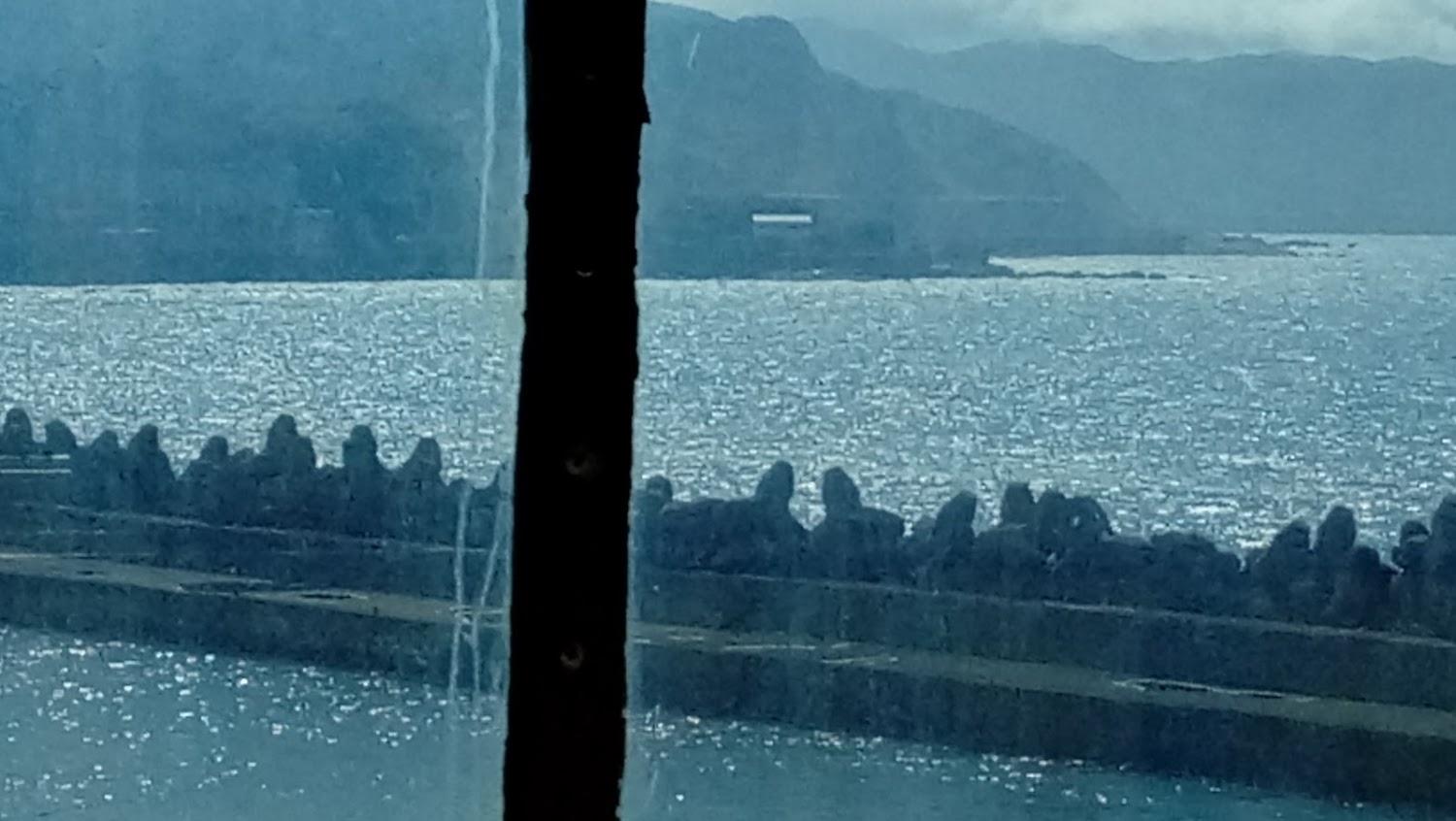 海港與遠方山巒海面景色